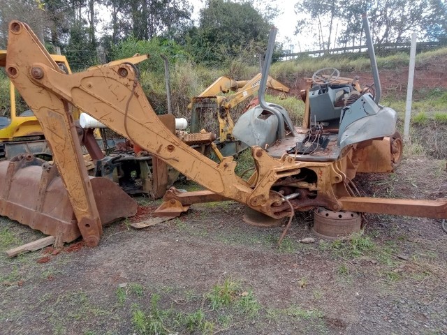 Retroescavadeira case em peças