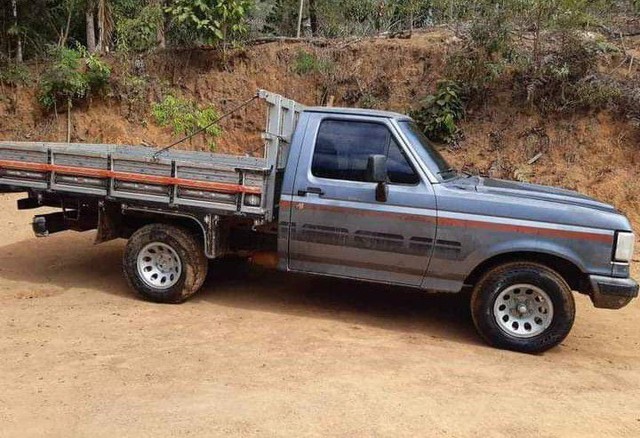 1993 FORD F-1000 *PARCELO