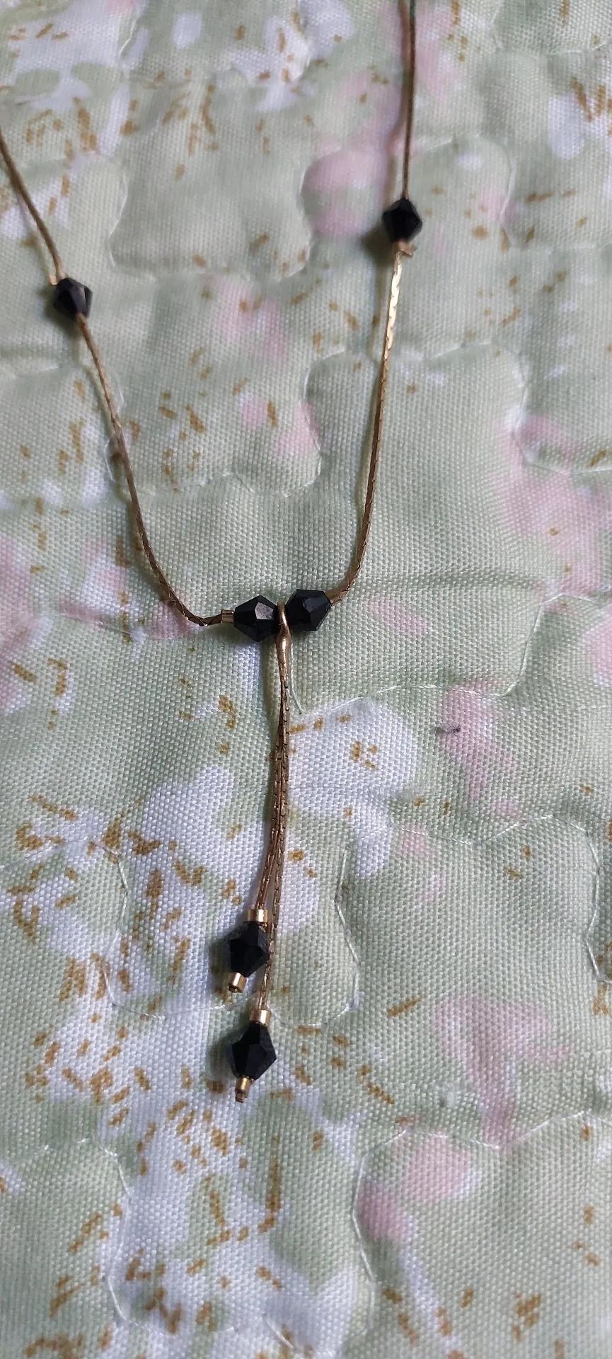 Gargantilha Dourada com Detalhes em Pedras Pretas - Foto 2