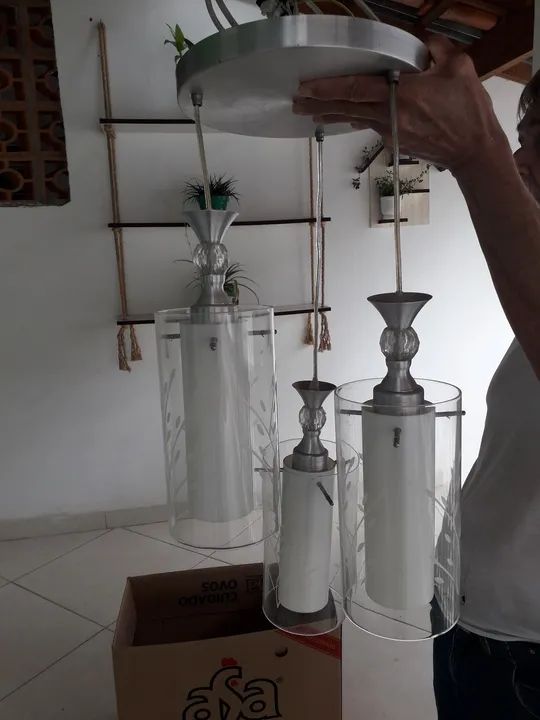 Lustre Moderno de 3 Lâmpadas de Vidro com Detalhes em Metal