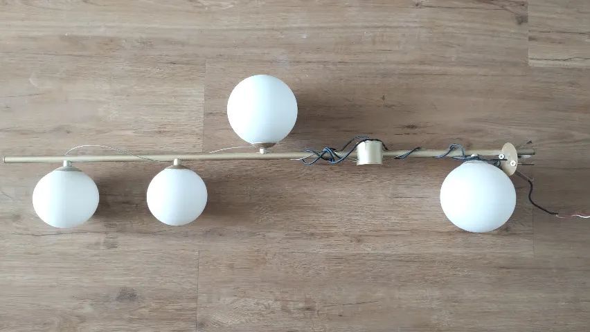 Lustre Pendente Dourado / Branco 4 globos Qualit Orbit Sala de Jantar - Foto 2