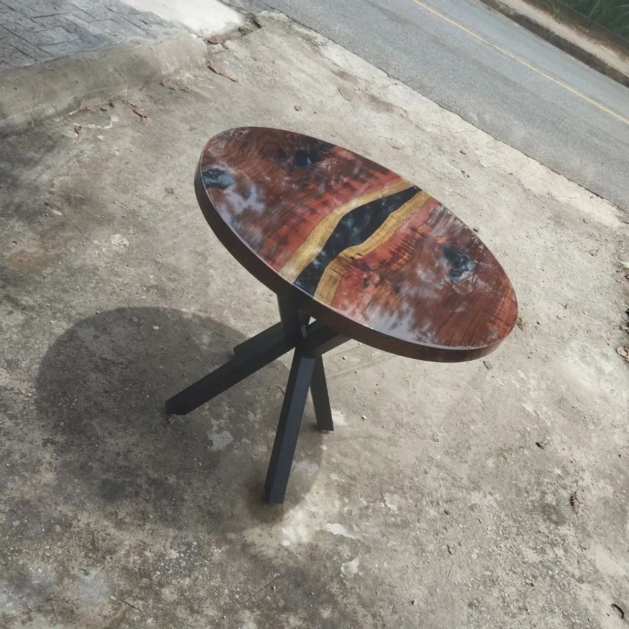 Mesa de Jantar redonda em madeira e resina epoxi - Foto 2
