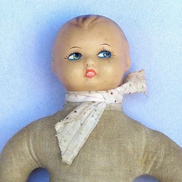 Boneca Antiga da Estrela - Feita em pano com a cabeça em Massa com Chocalho, - Foto 2