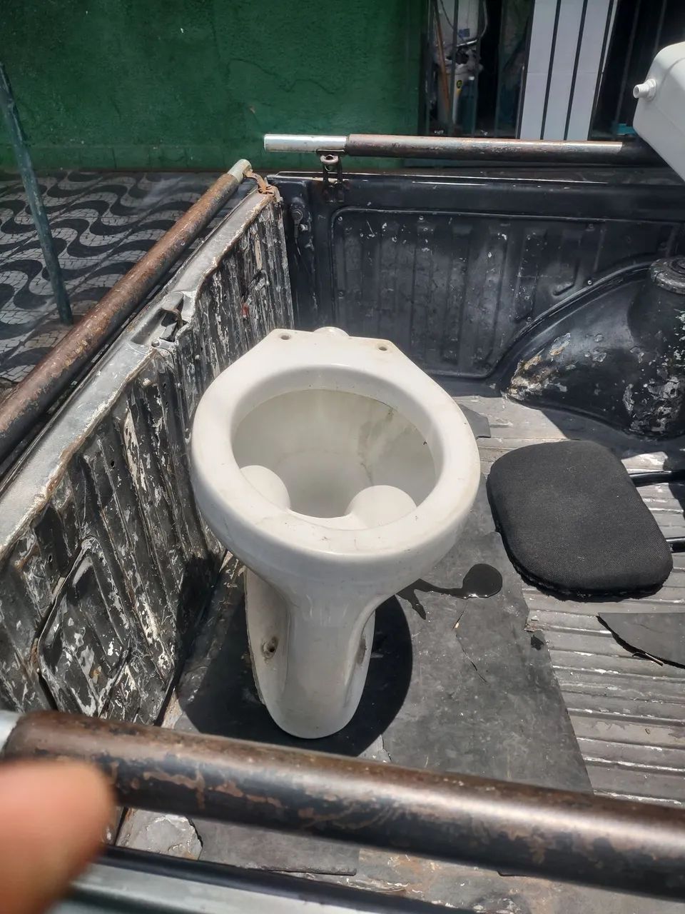 Selling Toilet with Complete Flush64529719170049121