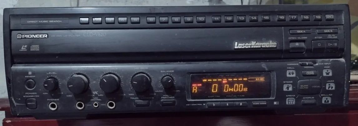 Pioneer CLD-V820 CD CDV LaserDisc Player & Karaoke System