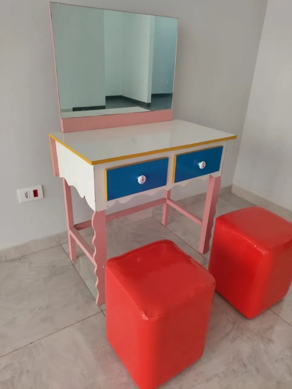 Penteadeira Infantil com 2 Puffs - Foto 2