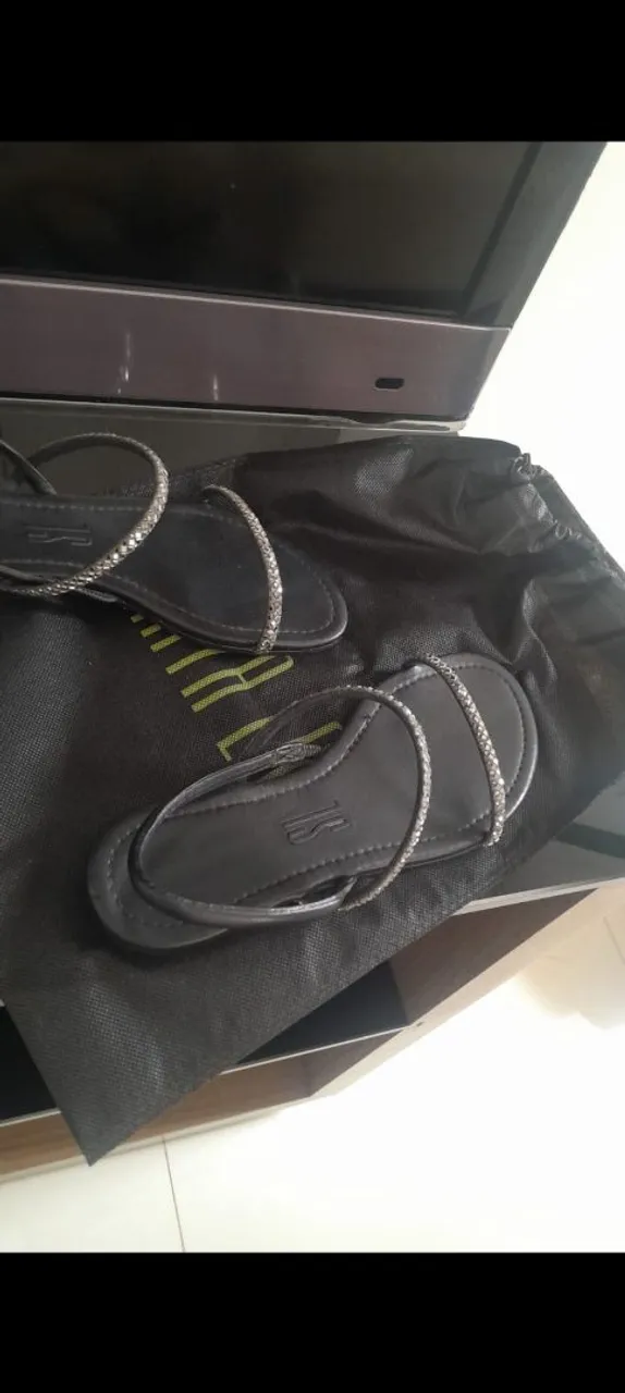 Sandália Feminina Preta com Detalhes em Strass