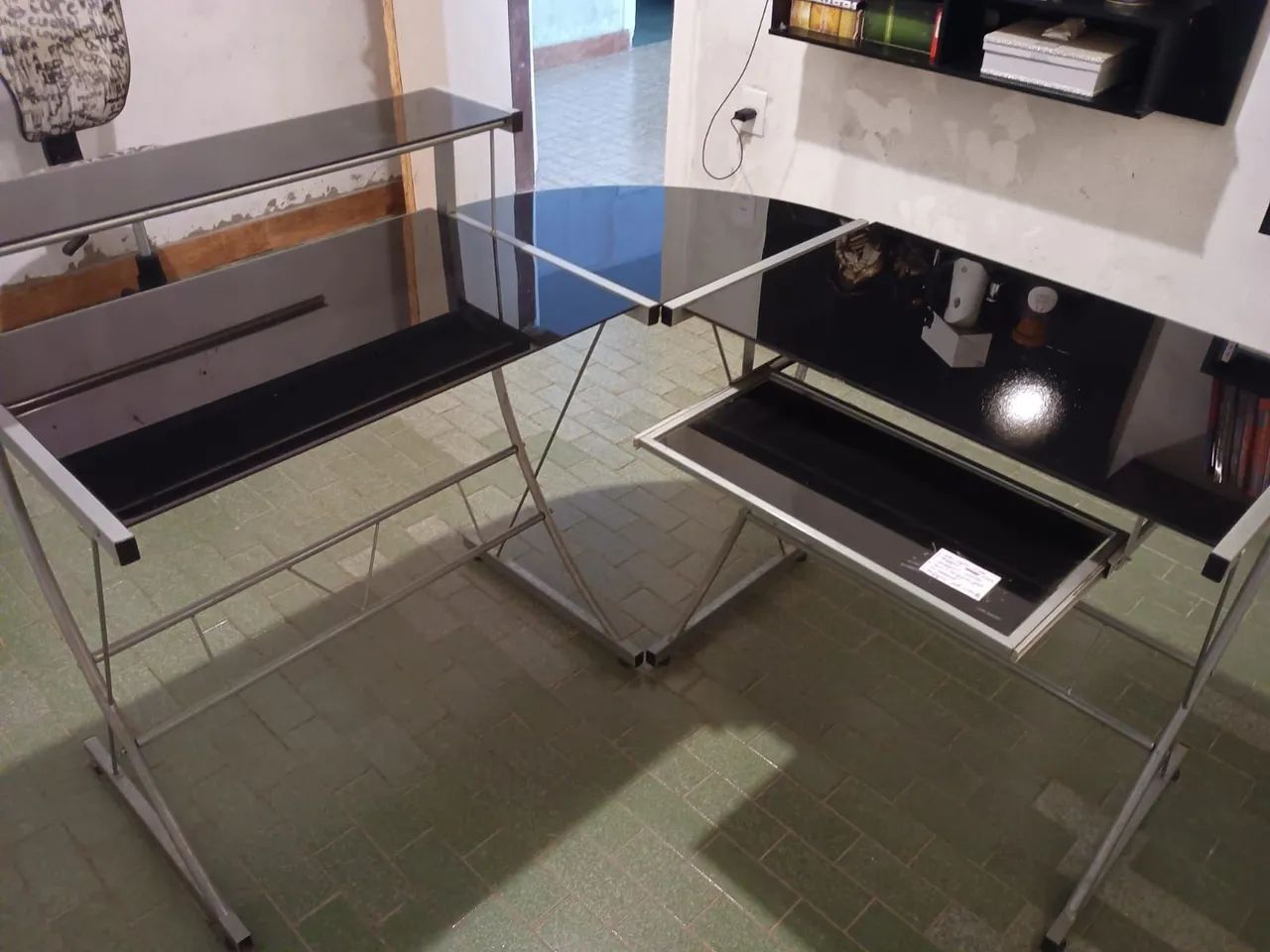 Mesa de Escritório em L com Tampo de Vidro