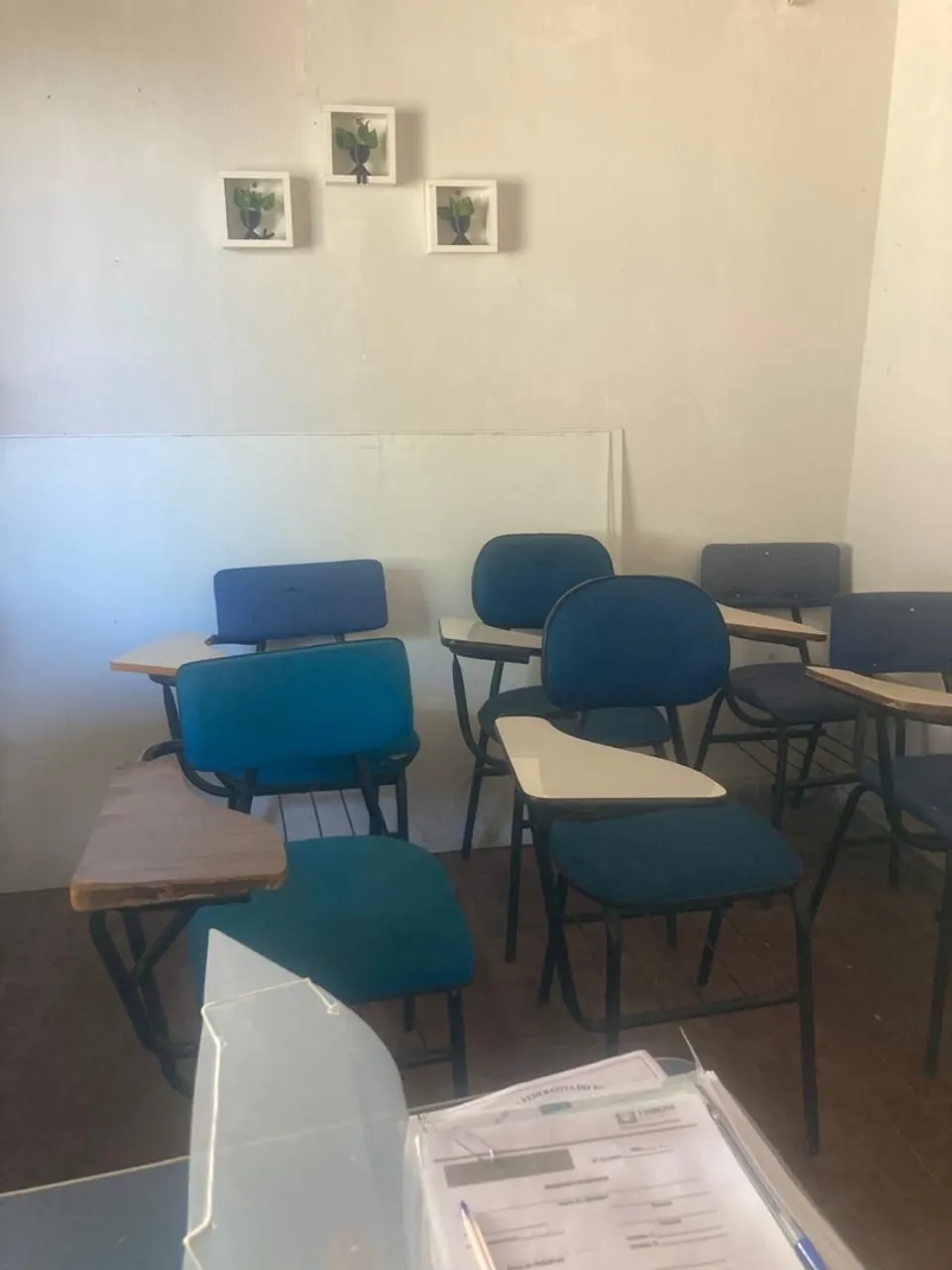 Cadeiras escolares e lousa de vidro