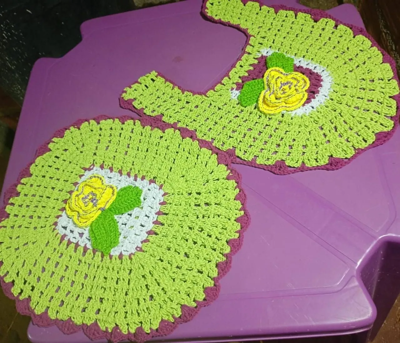 Jogo de tapetes de crochê com flores