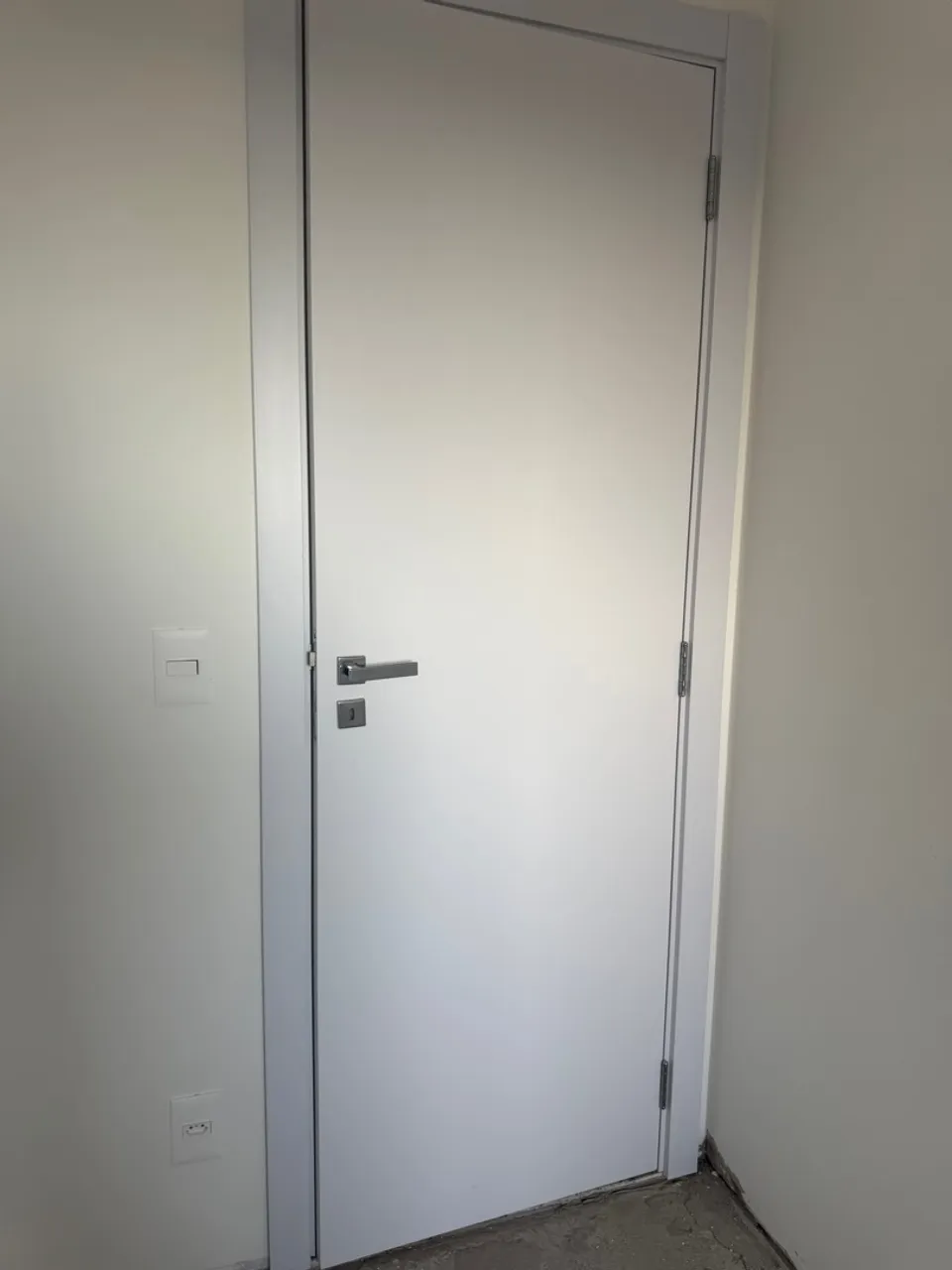 Porta Branca Lisa com Design Moderno