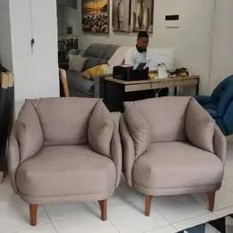 2 Poltronas Flamint Simples no Bege Escuro