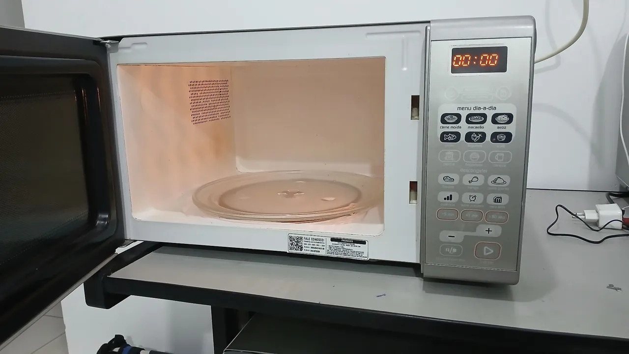 Micro-ondas com múltiplas funções e design moderno