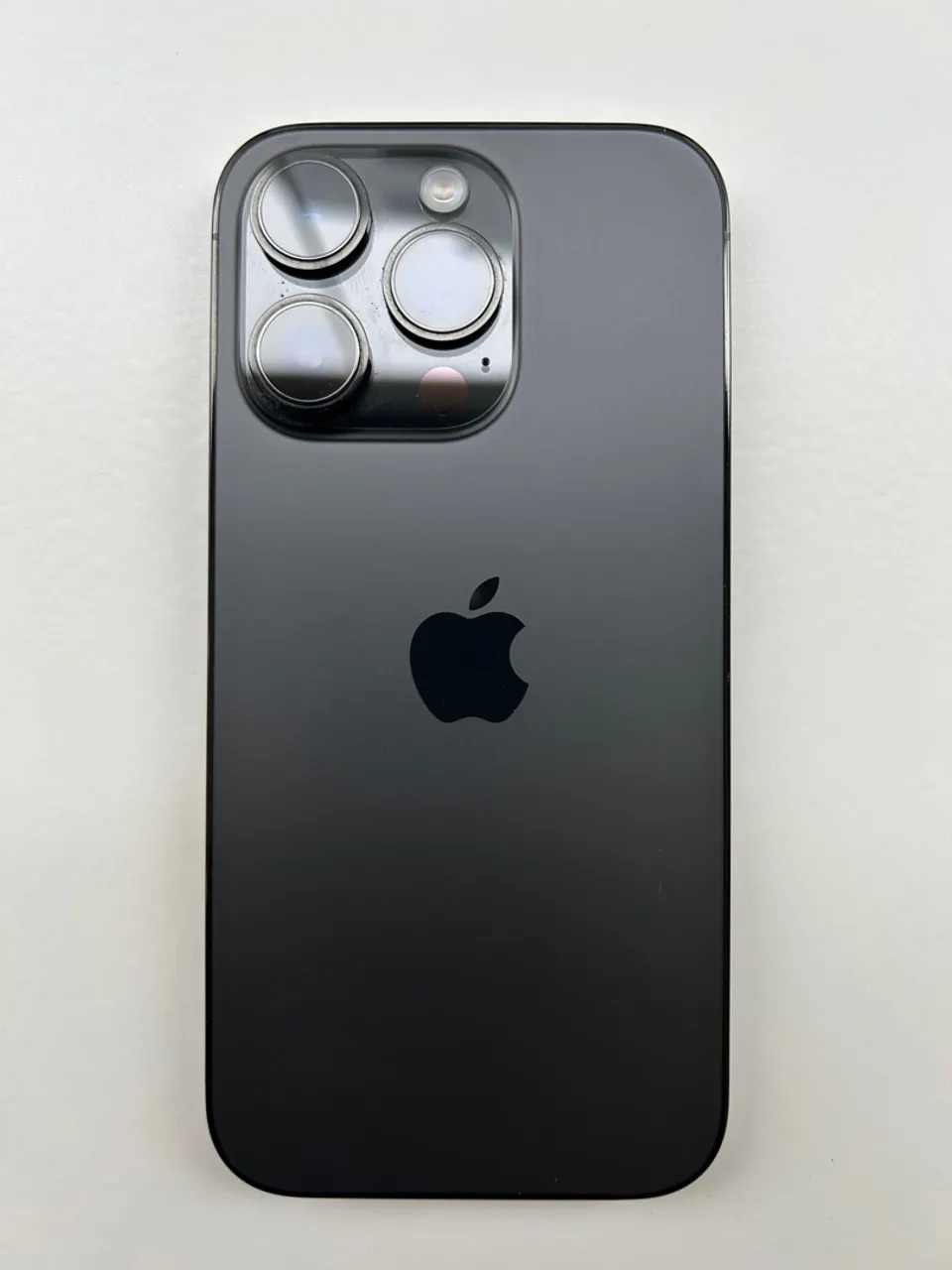 Vendo iPhone 14pro 128gb muito novo, sem detalhes e tudo original.