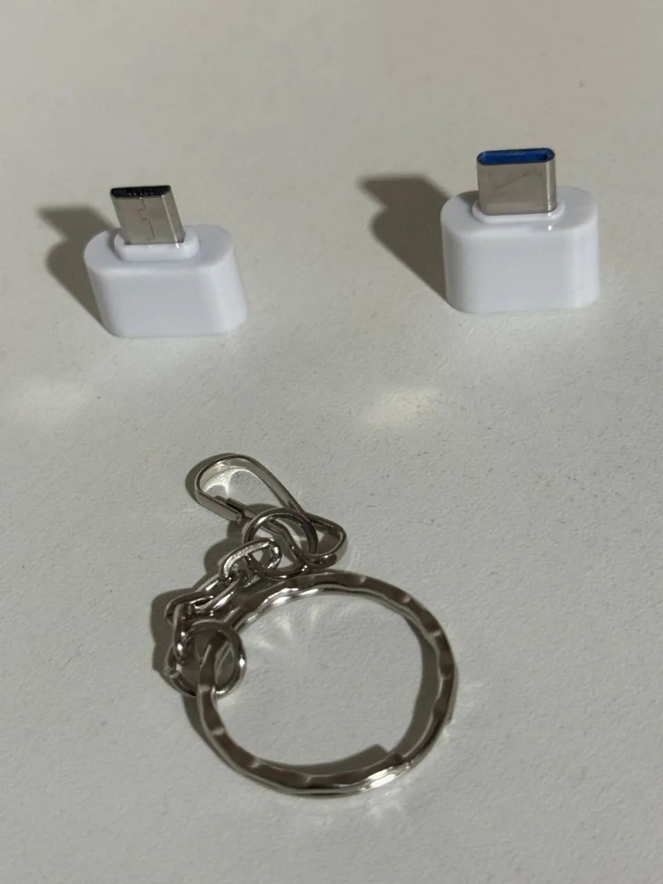 Adaptadores USB-C, V8 e Micro USB + Chaveiro