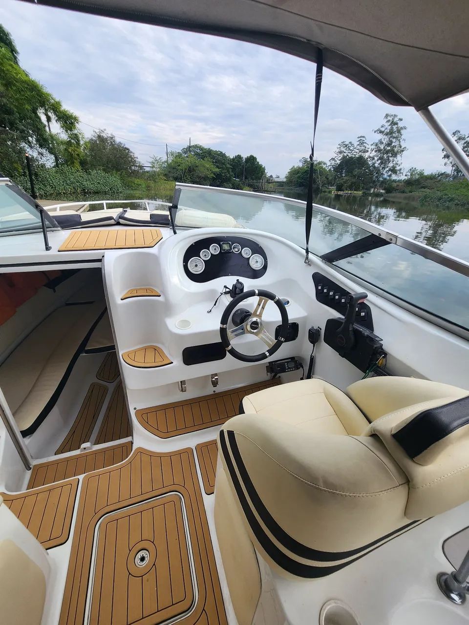 ? Lancha Runner Eclipse 260 Cabinada - Completa e Pronta para Navegar! ?