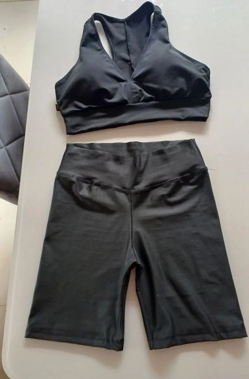 Conjunto de top e shorts