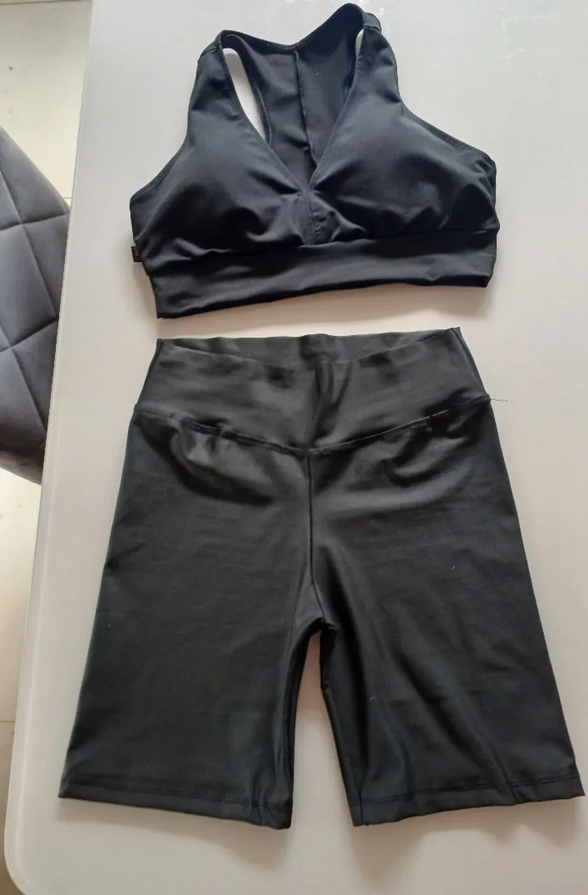 Conjunto de top e shorts