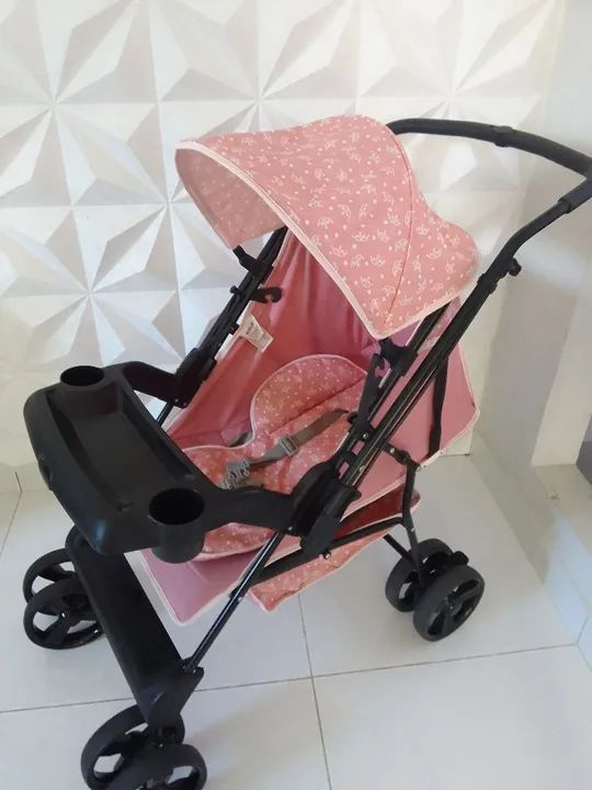 Carrinho de Bebê Rosa com Detalhes em Branco