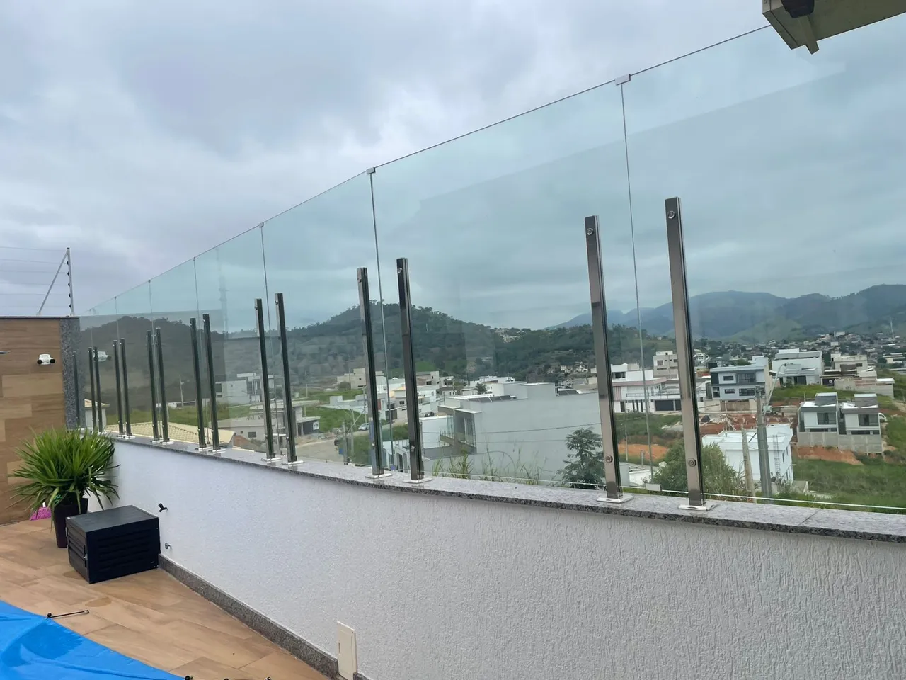 Guarda Corpo de Vidro Temperado com Estrutura em Aço Inox