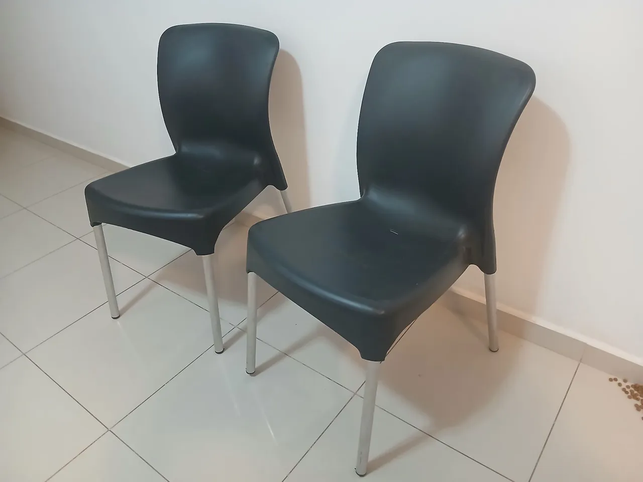 2 Cadeiras Plásticas Pretas com Pés de Metal