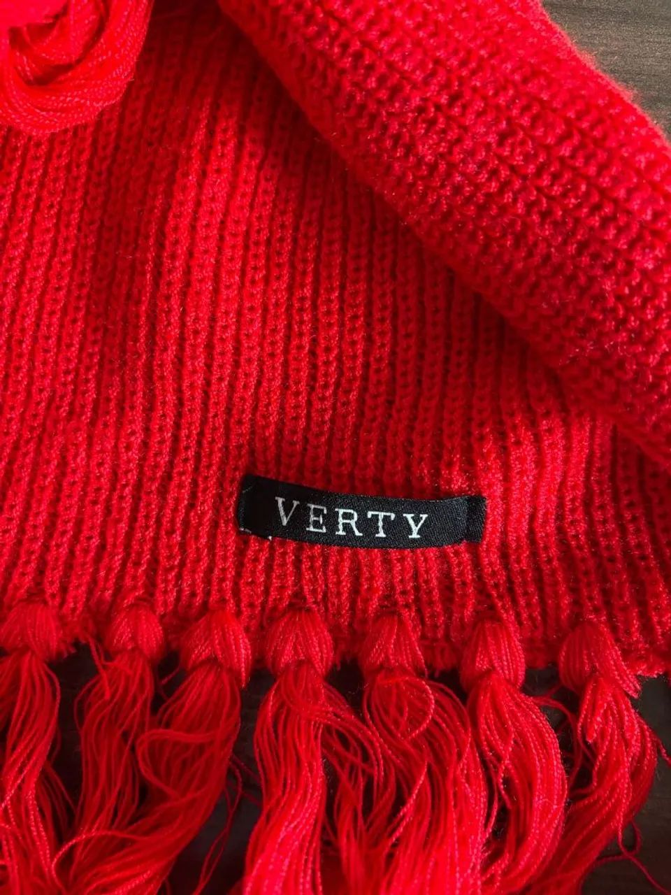 Cachecol vermelho com franjas - Foto 2