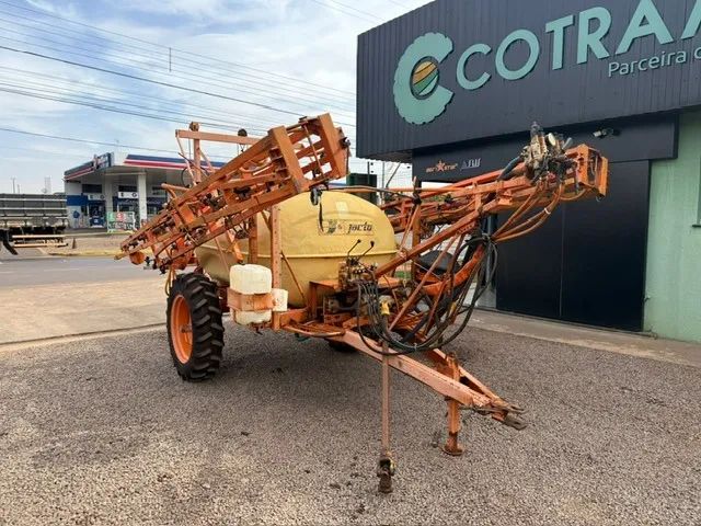 Pulverizador Jacto Columbia Cross ano 2000 - Tratores e máquinas