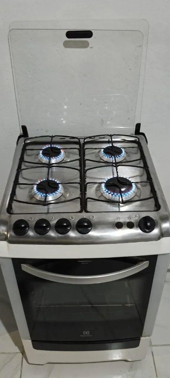 fogão Eletrolux funciona às 4 bocas e o forno perfeitamente  - Foto 2