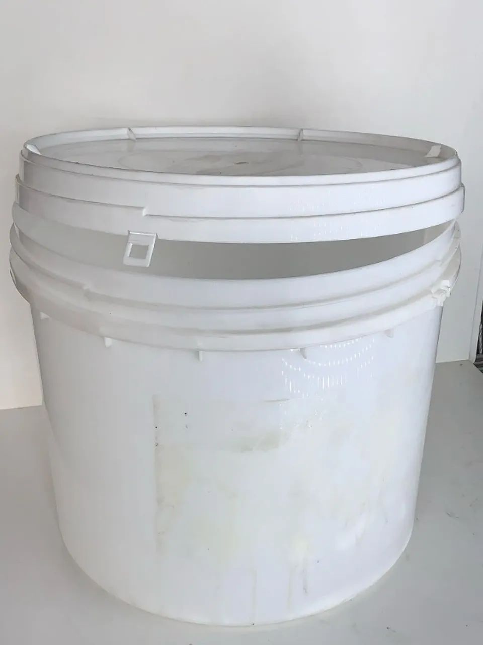 BALDE MULTI USO de plástico c/tampa 55 litros 