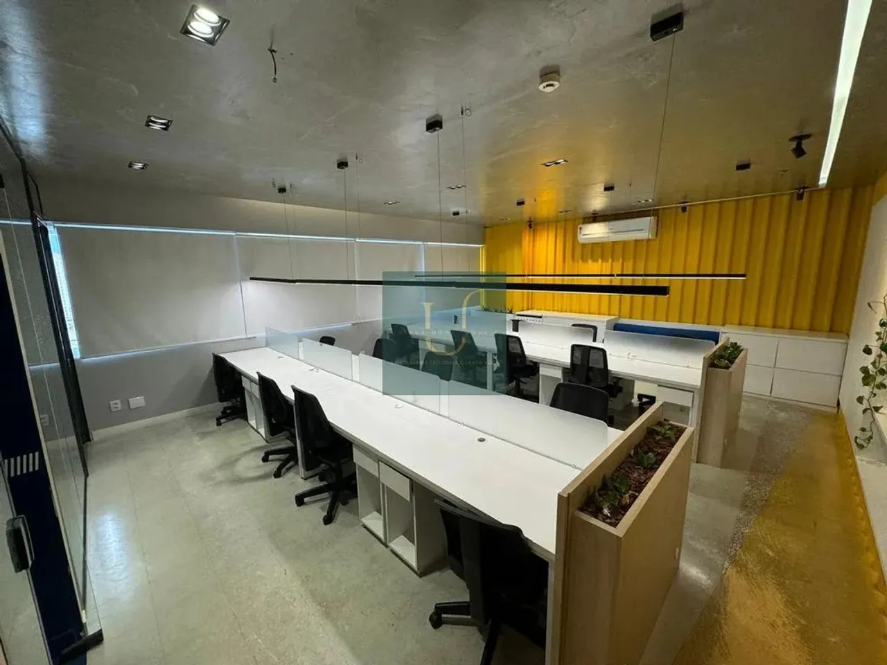 Sala Comercial, Mogi das Cruzes, 02 banheiros, copa, 03 vagas de garagem e 145m²