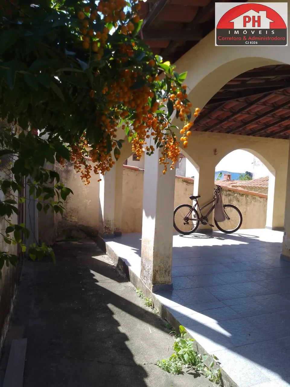 Oportunidade - Casa grande, ampla com boa localização - Poço Fundo