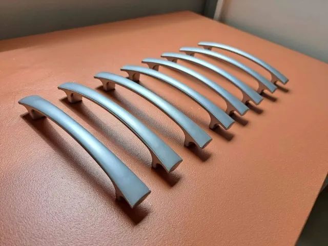 Kit com 8 puxadores cromados para roupeiro