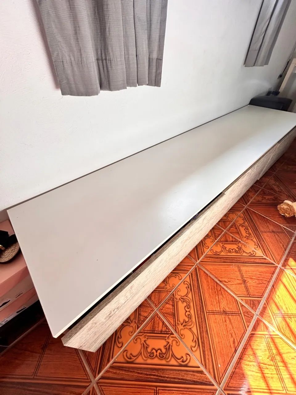 Movél expositor comercial branco e madeira