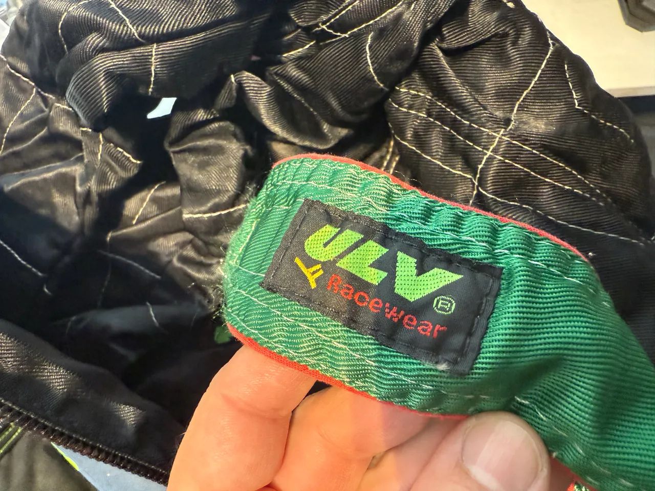 Mochila kart com 2 macacões, capacete e sapatilha 