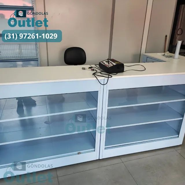 Balcão com vidro para loja de roupa 