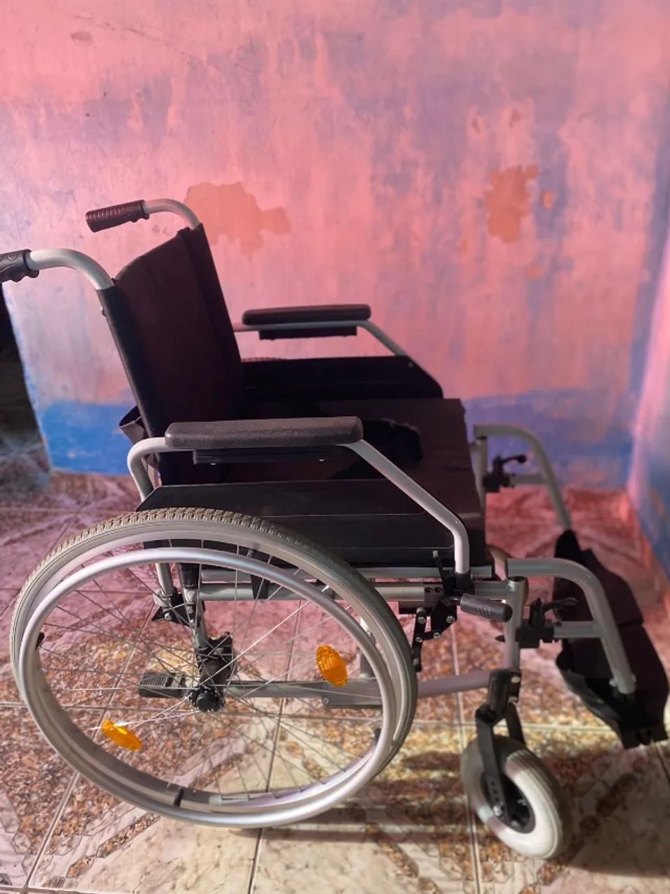 Cadeira de rodas com trava - Foto 4