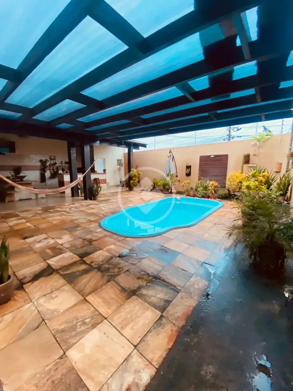 Sobrado amplo com 3 quartos, hidromassagem, energia solar, área gourmet e piscina Várzea G