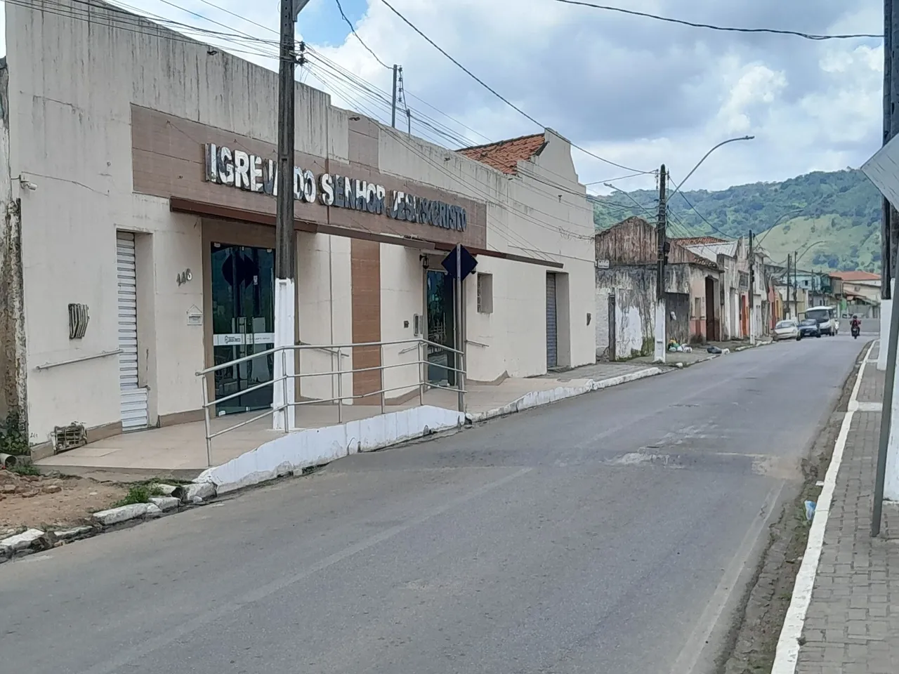 TERRENO NO CENTRO COM UM GALPAO COM ESTRUTURA METALICA SENDO 700 METROS COBERTOS