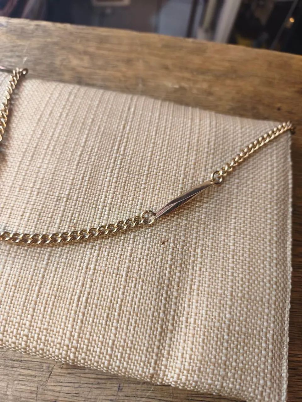 Bolsa em tecido texturizada tipo cluch envelope.  - Foto 4