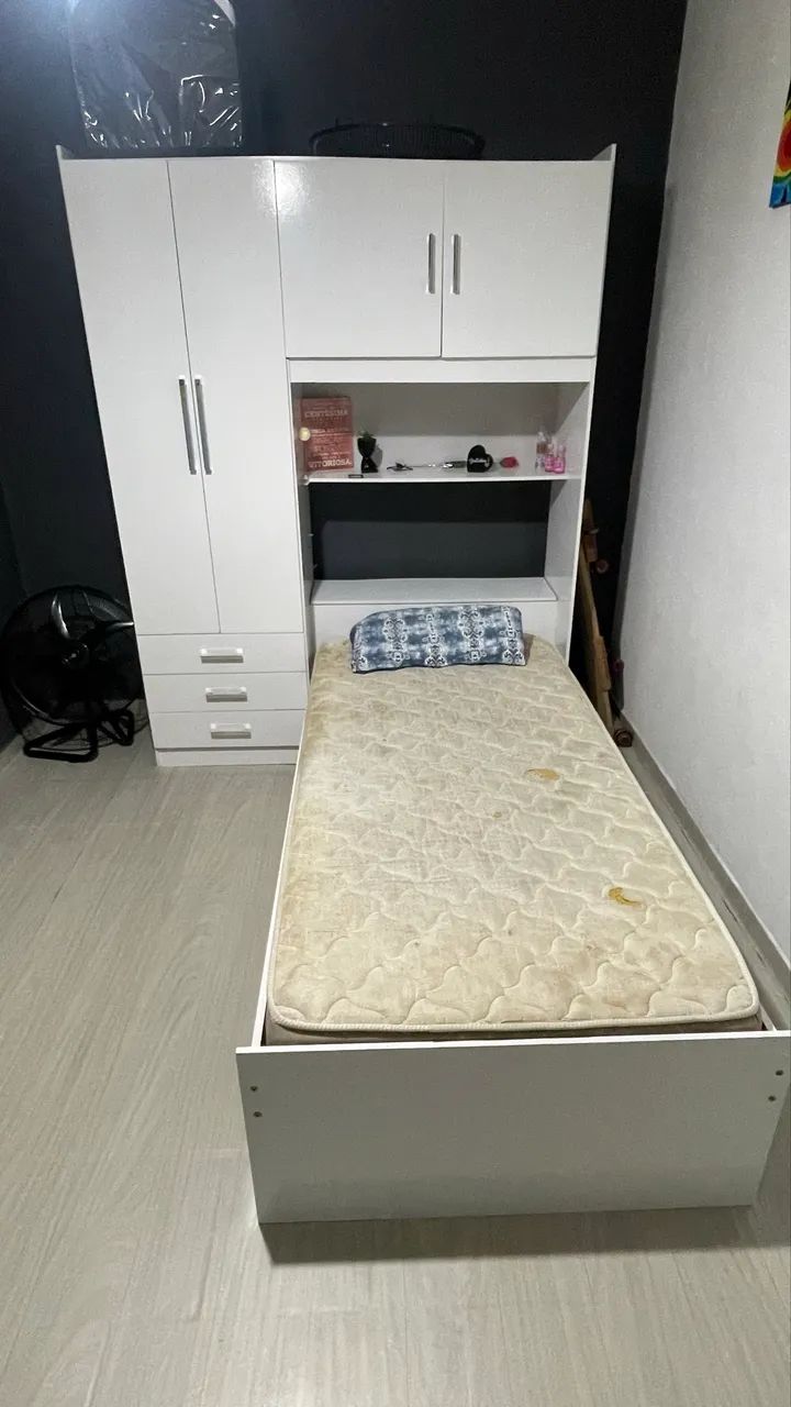 Cama de solteiro com guarda-roupa embutido