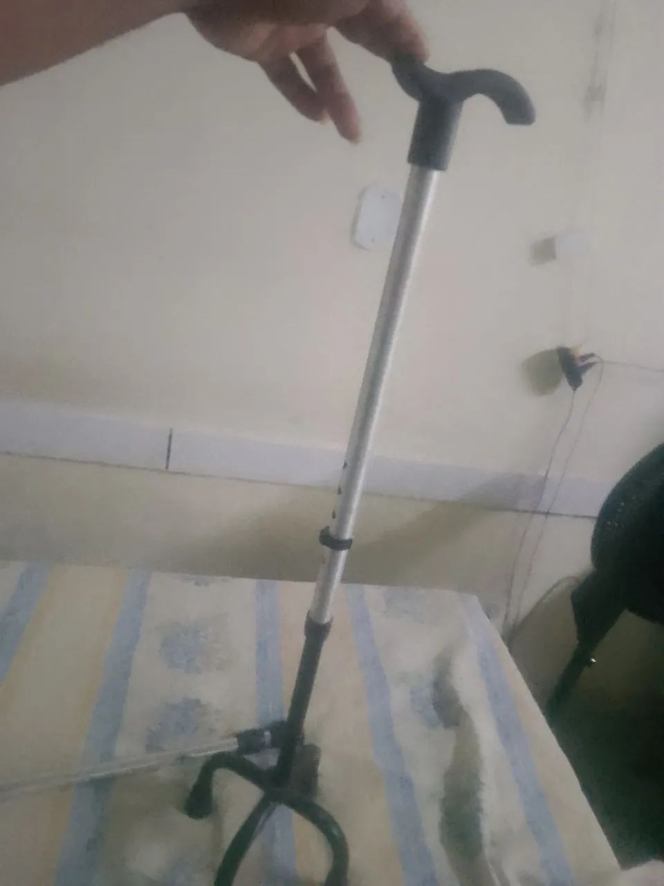 Dois mulheta uma bastão outra bengala sem nova
