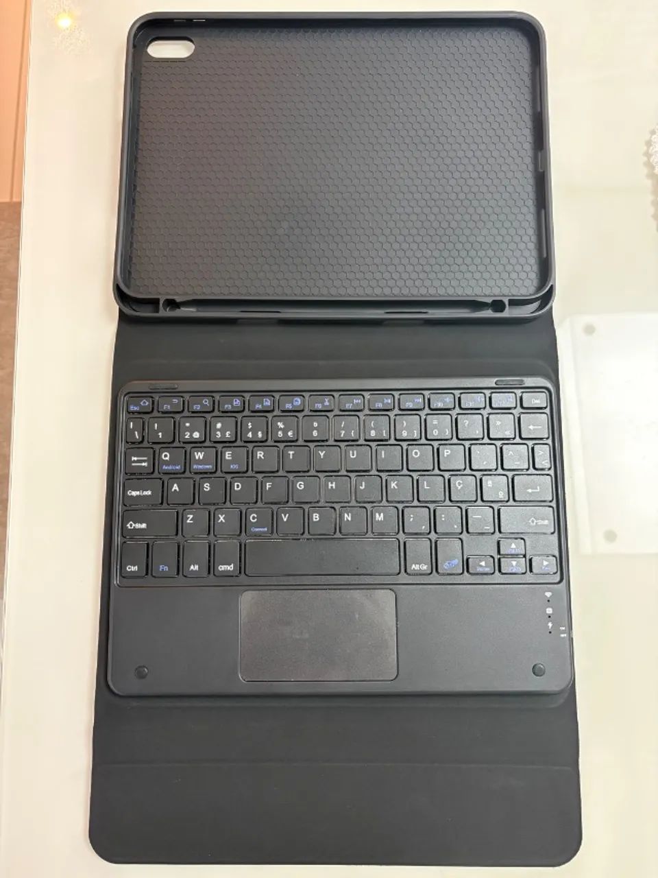 Capa com teclado p/ IPad 11 A16 - Foto 2