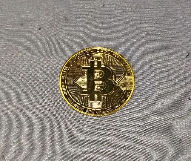 Moeda decorativa Bitcoin 4cm banhada a ouro