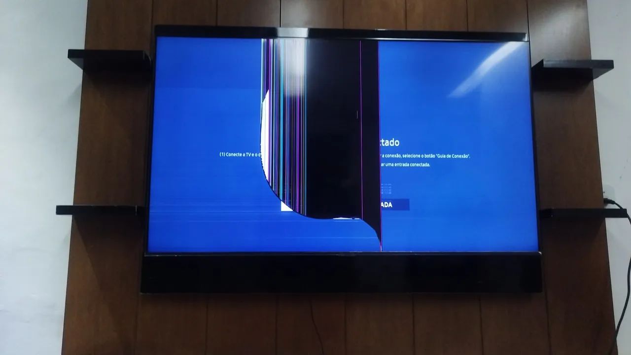 TV Samsung 55 AU7700 com tela quebrada - liga normal - para peças.