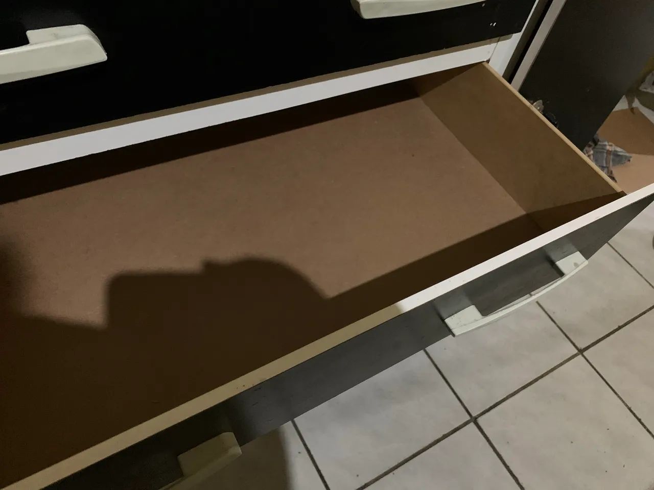 Cômoda Preta e Branco com 6 gavetas e 1 Sapateira. Em ótimo estado Valor a Combinar - Foto 3