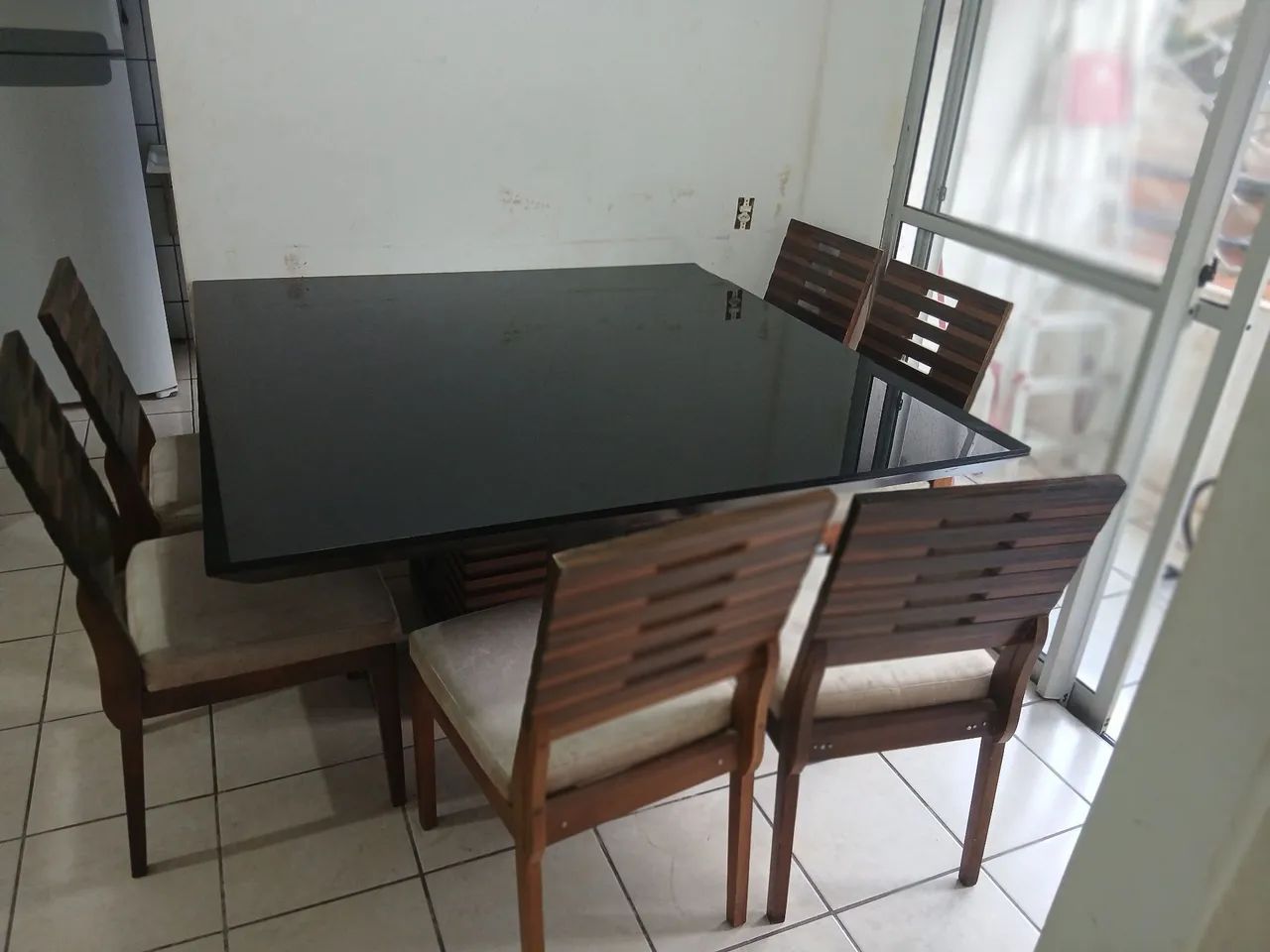 Vendo mesa com 06 cadeiras  - Foto 2
