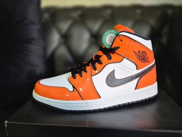 Jordan 1 Mid SE Turf Orange - size 9 us m / BR 40-41 - Calçados