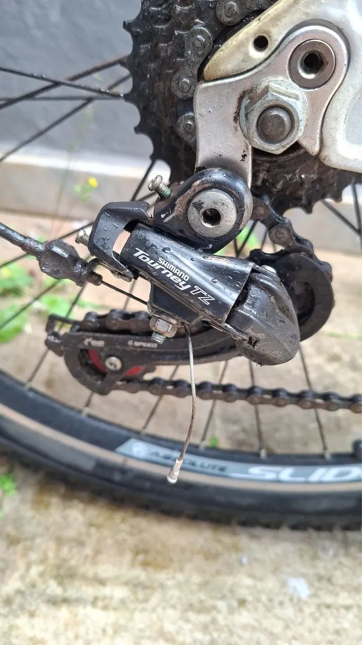  bicicleta de montanha da marca Totem, equipada com rodas de tamanho 26 polegadas.  