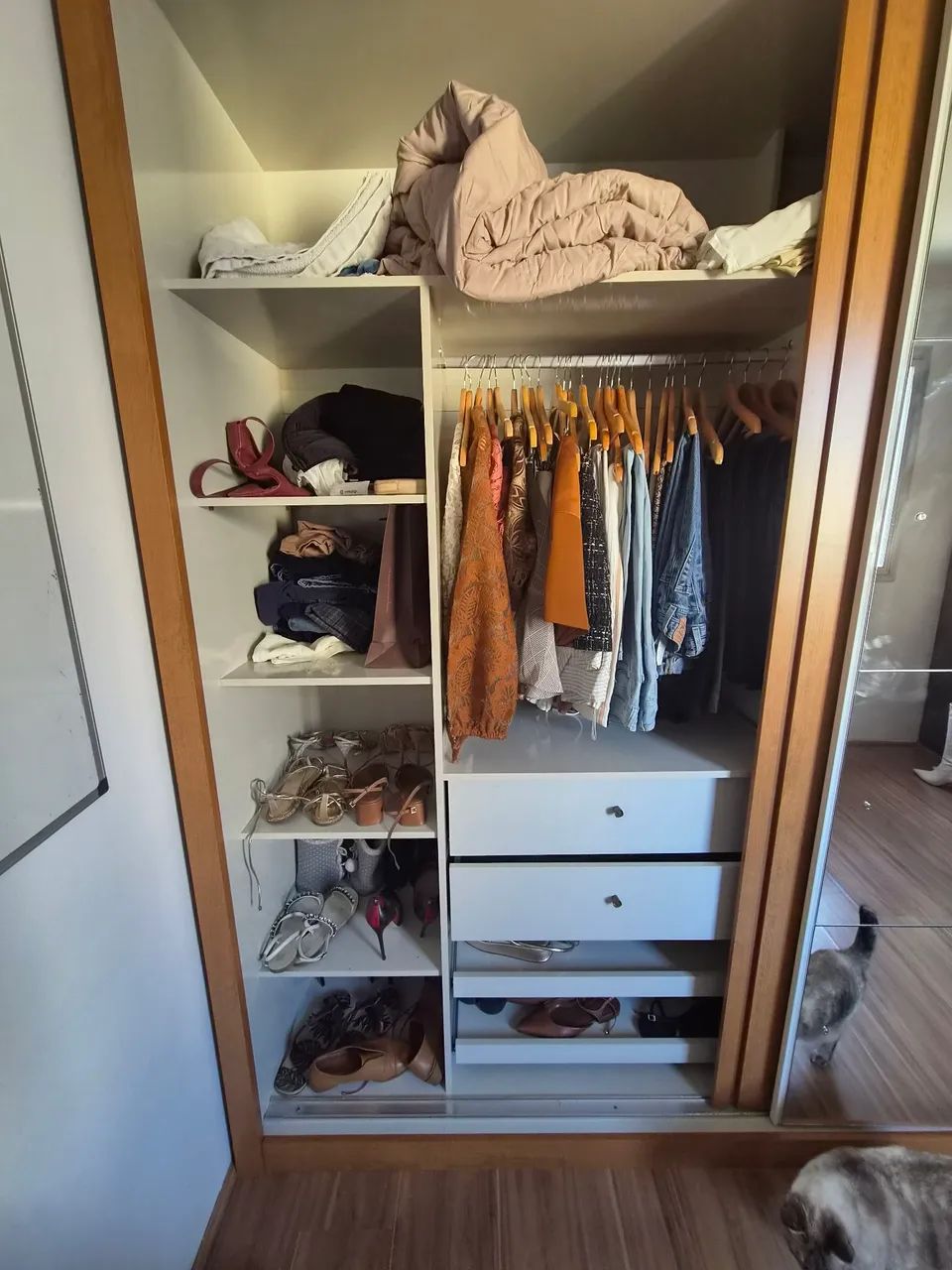Guarda-roupa com espelho, espaço para sapatos e bolsas - Foto 3