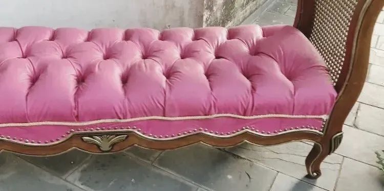 Namoradeira/ Recamier de Madeira Rosa detalhes Dourados  - Foto 3